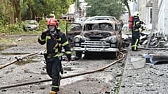 Συνεργεία έκτακτης ανάγκης στο σημείο μετά από ρωσική επίθεση στο Λβιβ