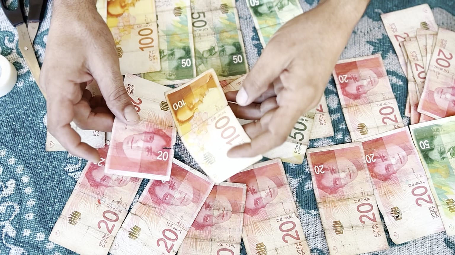 عملات فلسطينية من فئات مختلفة في سوق لتصليحها
