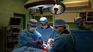 Médecins opérant dans une salle d'opération. Image d'archive 2016