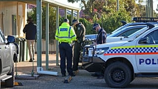 Polizeibeamte versammeln sich am Freitag, 11. Juli 2025, in Beacon, Westaustralien auf der Suche nach der vermissten deutschen Rucksacktouristin Carolina W.