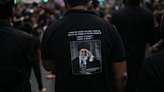 يرتدي مسلم شيعي قميصًا عليه صورة المرشد الأعلى الإيراني آية الله علي خامنئي، مومباي بالهند، الأحد 6 يوليو 2025.  