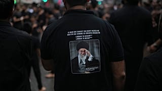 يرتدي مسلم شيعي قميصًا عليه صورة المرشد الأعلى الإيراني آية الله علي خامنئي، مومباي بالهند، الأحد 6 يوليو 2025.  