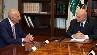  الرئيس اللبناني جوزاف عون (يمينًا) وسفير الولايات المتحدة في تركيا والمبعوث الخاص إلى سوريا، توم باراك، في بعبدا شرقي بيروت، يوم الإثنين 7 تموز/يوليو 2025