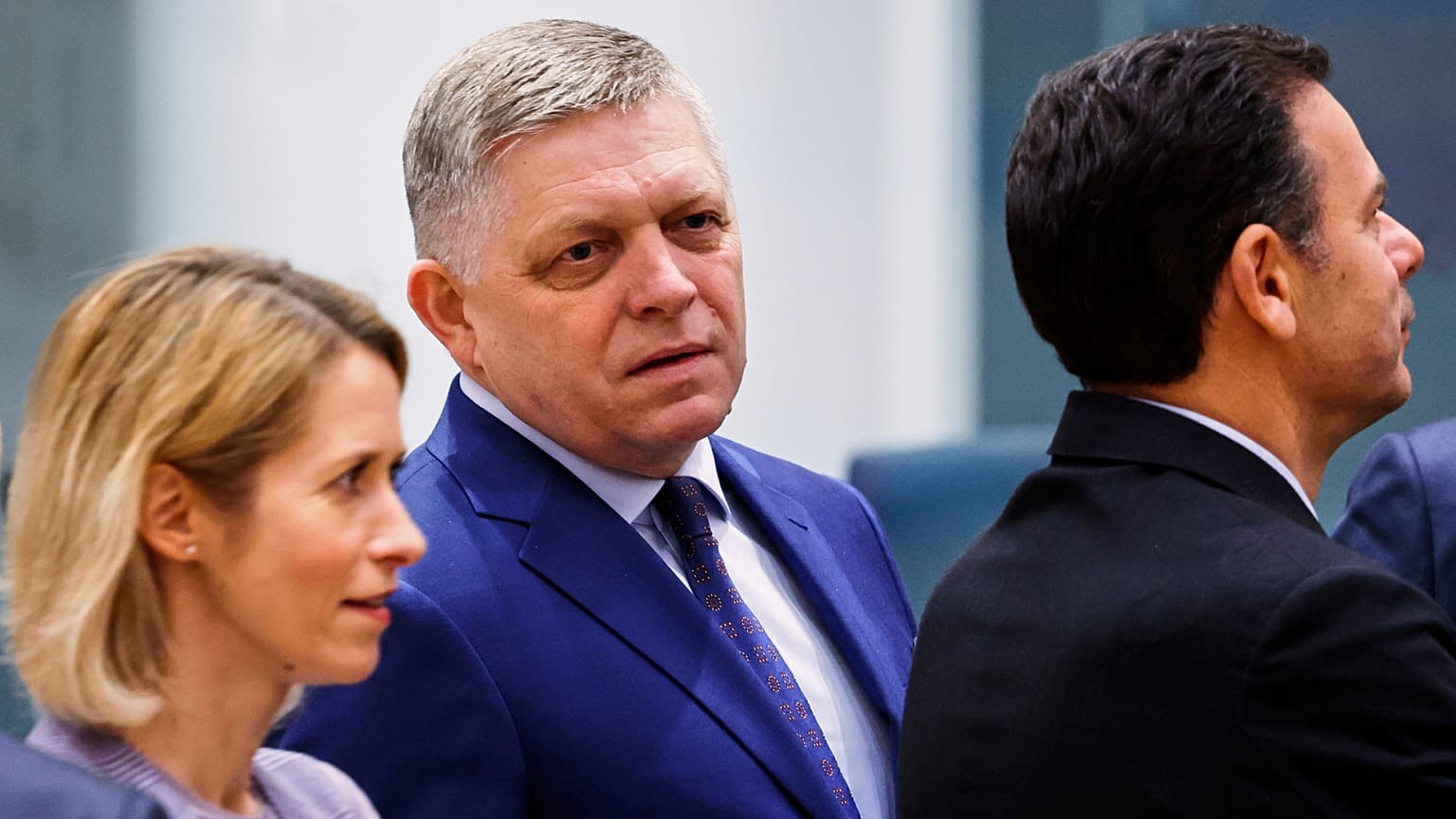 Le Premier ministre slovaque, Robert Fico, et le responsable de la politique étrangère de l'Union européenne, Kaja Kallas, arrivent à une table ronde lors d'un sommet de l'UE à Bruxelles, le 20 mars 2025.