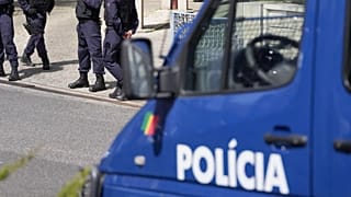 ARQUIVO: Agentes da polícia à entrada de um centro muçulmano ismaelita em Lisboa, Portugal, terça-feira, 28 de março de 2023.