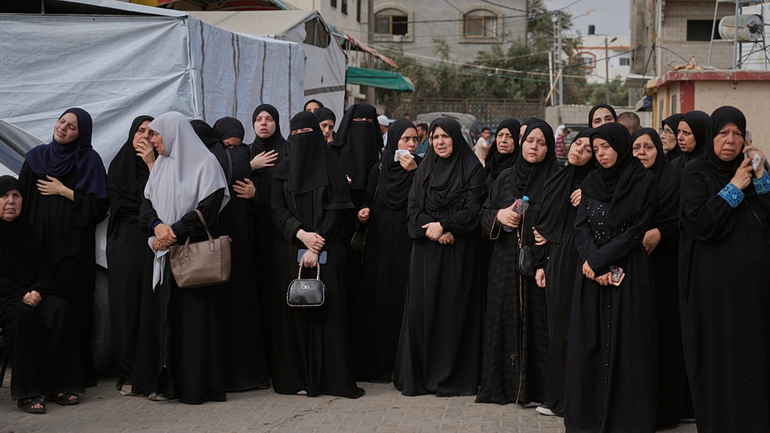 مشيعون في جنازة أقاربهم الذين قُتلوا في قصف إسرائيلي، في دير البلح، قطاع غزة، يوم السبت 12 يوليو 2025.