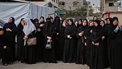مشيعون في جنازة أقاربهم الذين قُتلوا في قصف إسرائيلي، في دير البلح، قطاع غزة، يوم السبت 12 يوليو 2025.
