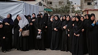 مشيعون في جنازة أقاربهم الذين قُتلوا في قصف إسرائيلي، في دير البلح، قطاع غزة، يوم السبت 12 يوليو 2025.