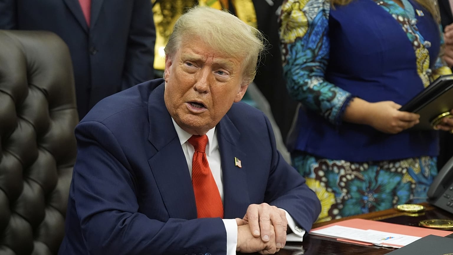 Az amerikai elnök a Fehér Ház Ovális Irodájában