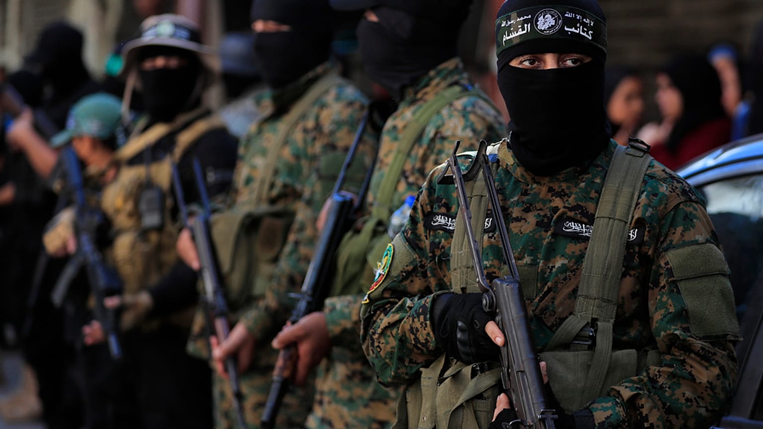  مقاتلون من حماس يشاركون في جنازة سامر الحاج، القيادي في الحركة، الذي قُتل في غارة إسرائيلية بطائرة مسيّرة، في مدينة صيدا، 10 آب 2024