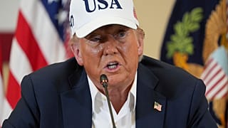 الرئيس دونالد ترامب في مركز فعاليات شباب هيل كانتري في كيرفيل، تكساس، خلال جولة للاطلاع على أضرار الفيضانات، يوم الجمعة 11 تموز/يوليو 2025.