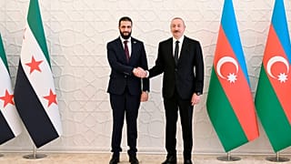 رئيس أذربيجان إلهام علييف، يمينًا، والرئيس السوري المؤقت أحمد الشرع في باكو، أذربيجان، يوم السبت 12 يوليو 2025. 