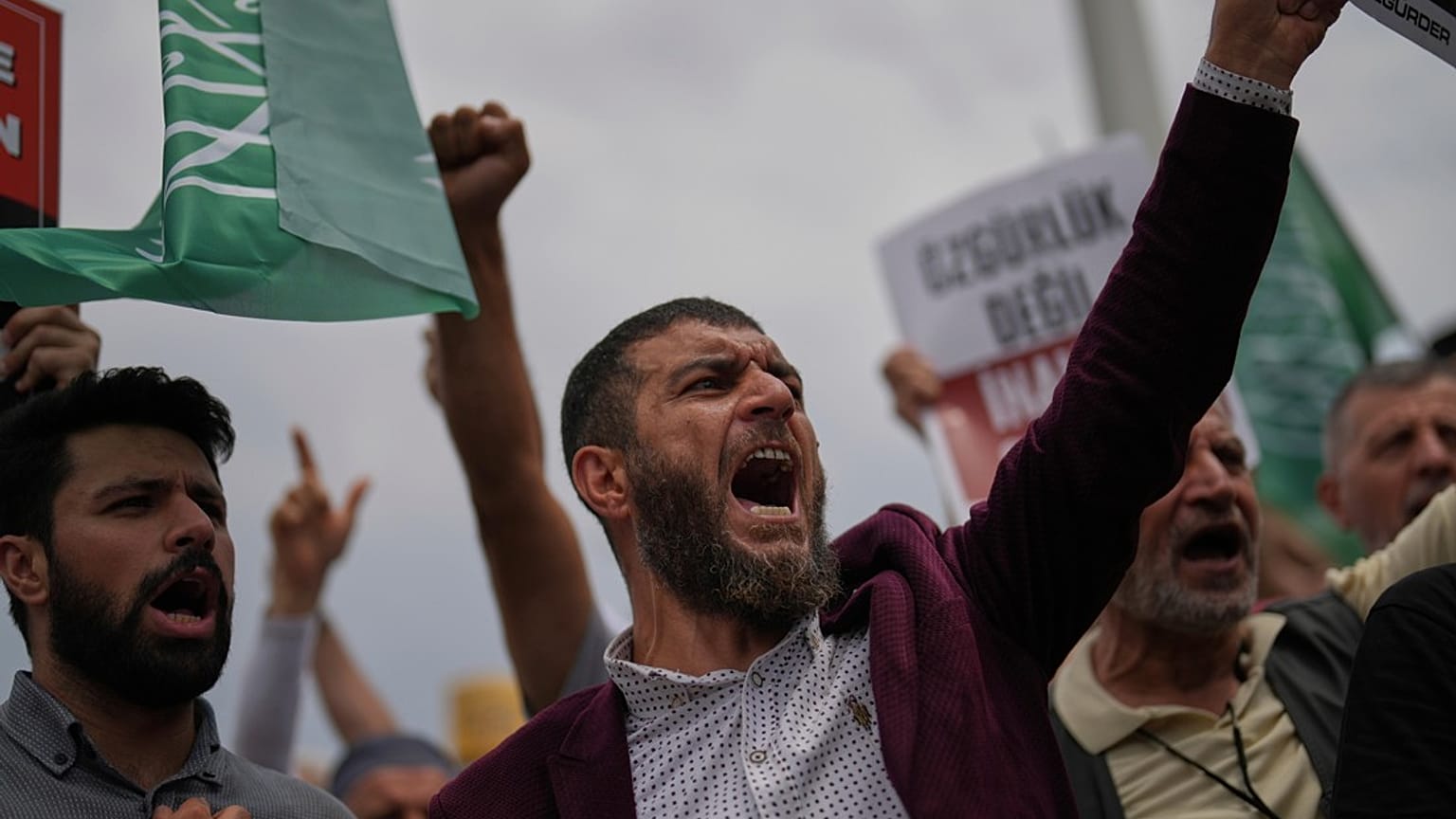 يهتف الناس بشعارات خلال احتجاج ضد مجلة لومان الساخرة، خارج مسجد تقسيم في إسطنبول، تركيا، الثلاثاء 1 يوليو 2025. 