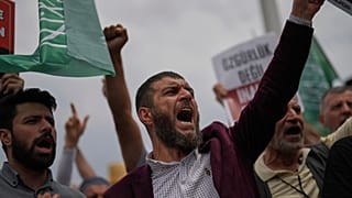 يهتف الناس بشعارات خلال احتجاج ضد مجلة لومان الساخرة، خارج مسجد تقسيم في إسطنبول، تركيا، الثلاثاء 1 يوليو 2025. 