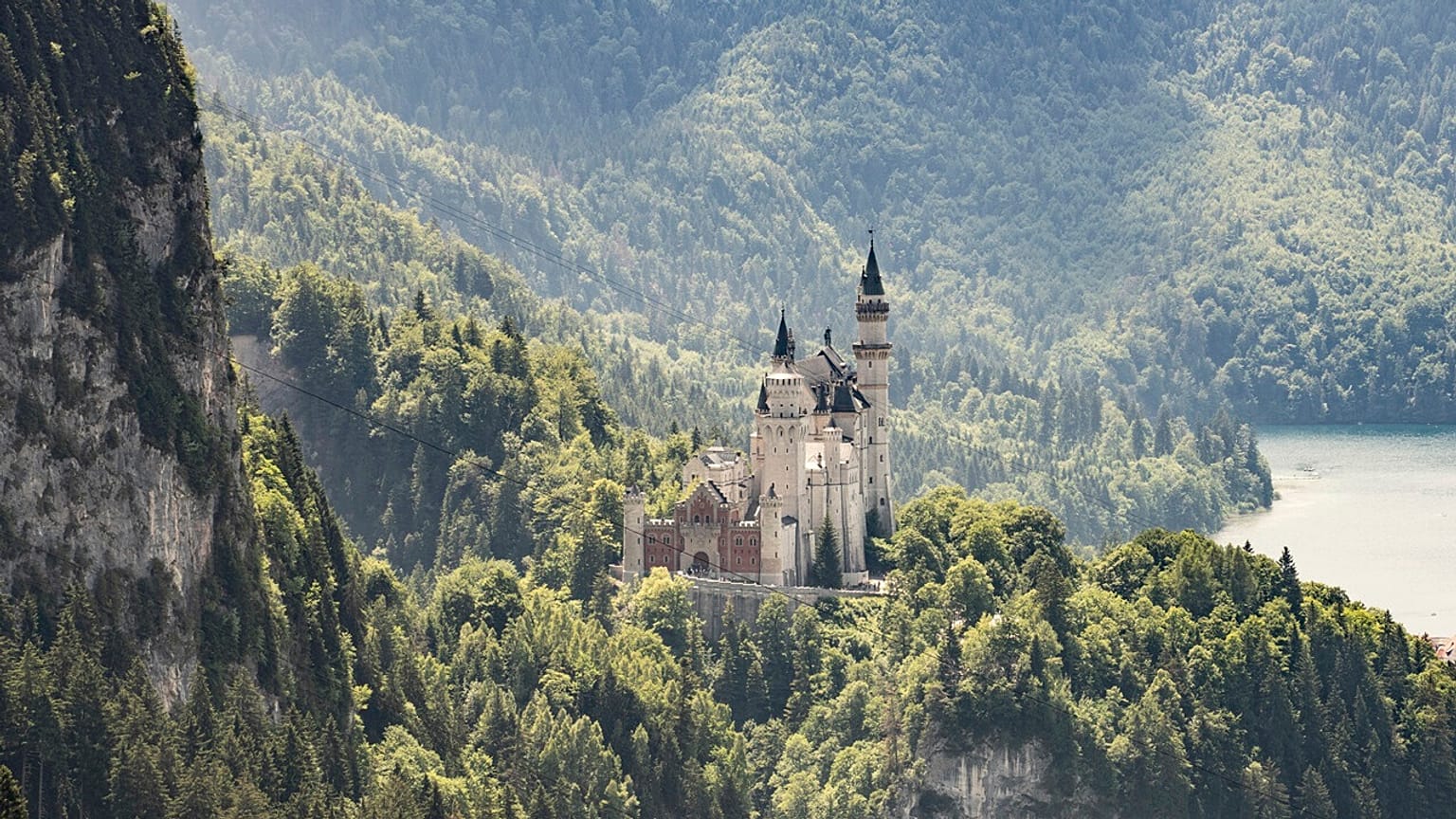 A neuschwansteini kastély látványa a németországi Schwangauban 2023. június 15-én, csütörtökön. 