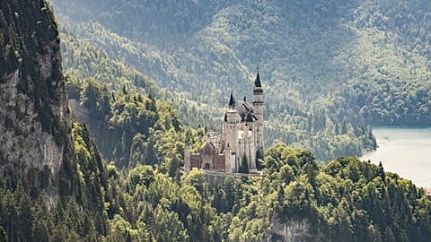 Vista do castelo de Neuschwanstein, em Schwangau, Alemanha, quinta-feira, 15 de junho de 2023. 
