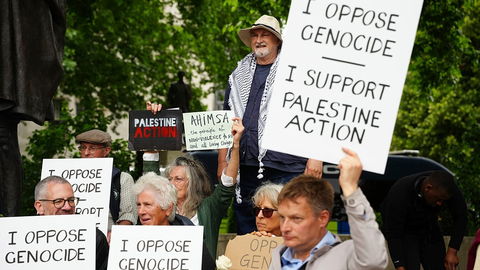 يشارك أشخاص في احتجاج دعمًا لجماعة "فلسطين أكشن"، نظمه تحالف "ديفند أور جوريس" في لندن، إنجلترا، يوم السبت، 5 تموز/يوليو 2025.