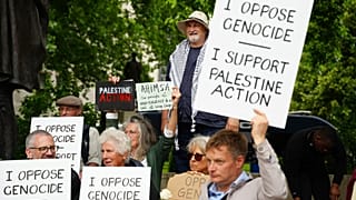 يشارك أشخاص في احتجاج دعمًا لجماعة "فلسطين أكشن"، نظمه تحالف "ديفند أور جوريس" في لندن، إنجلترا، يوم السبت، 5 تموز/يوليو 2025.