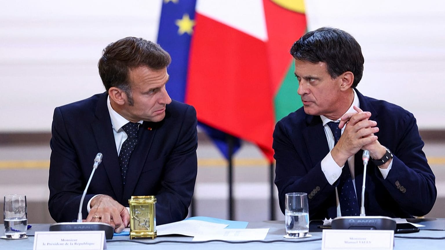 Emmanuel Macron accompagné de Manuel Valls à l'Élysée, Paris, le 12 juillet 2025.
