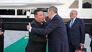 زعيم كوريا الشمالية كيم جونغ أون، ووزير الخارجية الروسي سيرجي لافروف يعانقان بعضهما البعض في وونسان ، كوريا الشمالية ، السبت 12 يوليو 2025.