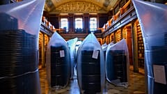 Von Käfern befallene Bücher werden in hermetisch verschlossene Plastiksäcke gelegt, denen jeglicher Sauerstoff entzogen wird. Pannonhalma, Ungarn, Donnerstag, 3. Juli 2025