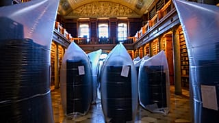 Von Käfern befallene Bücher werden in hermetisch verschlossene Plastiksäcke gelegt, denen jeglicher Sauerstoff entzogen wird. Pannonhalma, Ungarn, Donnerstag, 3. Juli 2025