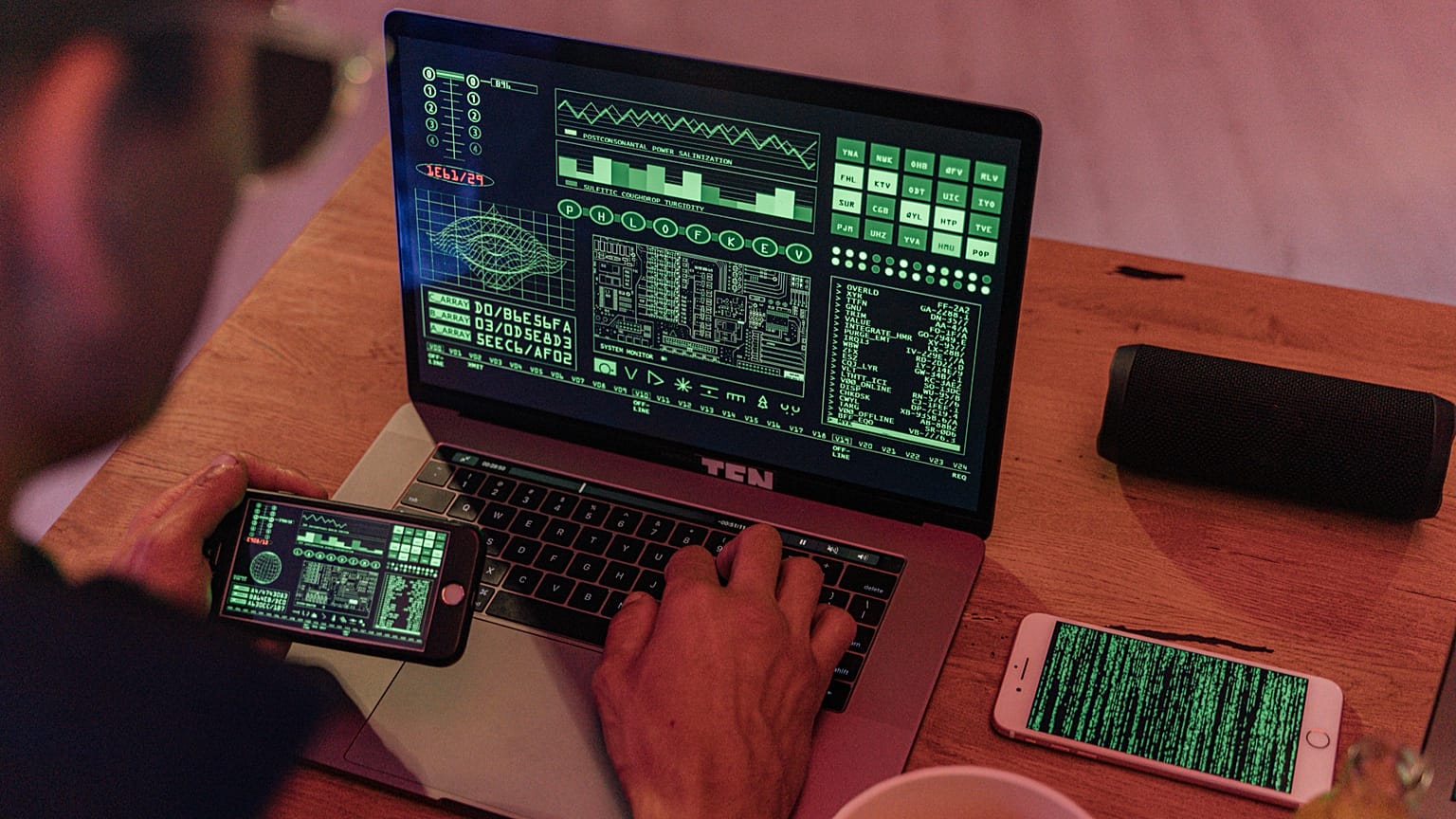 Imagen de archivo para ilustrar a un hacker accediendo a información.