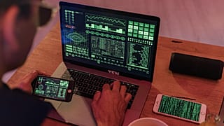 Imagen de archivo para ilustrar a un hacker accediendo a información.