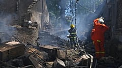 Rettungskräfte arbeiten daran, ein Feuer nach einem russischen Angriff in Odesa, Ukraine, zu löschen, Freitag, 11. Juli 2025