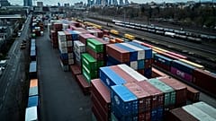Am 1. April 2025 stapeln sich Container auf einem Frachtterminal in Frankfurt am Main, Deutschland. 