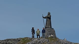 Turistas frente a la estatua de Hans Egede en Nuuk, Groenlandia, el domingo 22 de junio de 2025.