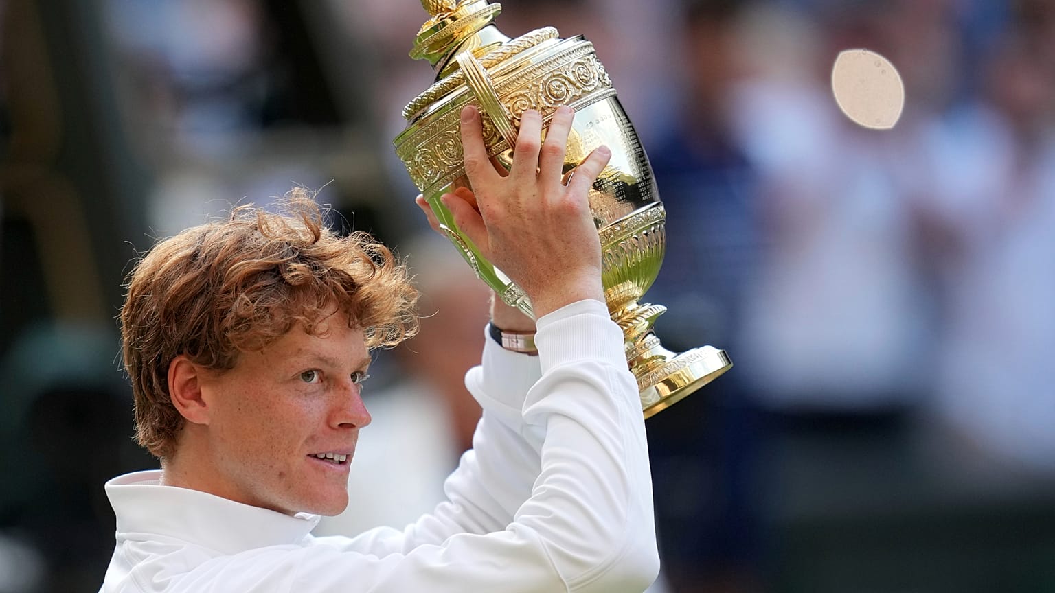Jannik Sinner, 13 Temmuz'da Wimbledon'da Carlos Alcaraz'ı yendikten sonra kupayla kutlama yapıyor 