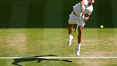 L'Espagnol Carlos Alcaraz sert l'Italien Jannik Sinner lors de la finale du simple messieurs à Wimbledon, le 13 juillet 2025.