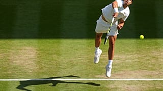 L'Espagnol Carlos Alcaraz sert l'Italien Jannik Sinner lors de la finale du simple messieurs à Wimbledon, le 13 juillet 2025.