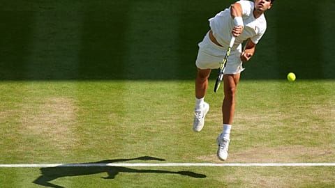 L'Espagnol Carlos Alcaraz sert l'Italien Jannik Sinner lors de la finale du simple messieurs à Wimbledon, le 13 juillet 2025.