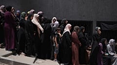 Mujeres gazatíes haciendo fila bajo el sol
