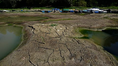 La siccità in Italia ha prosciugato fiumi fondamentali per l'irrigazione, minacciando raccolti per circa 3 miliardi di euro