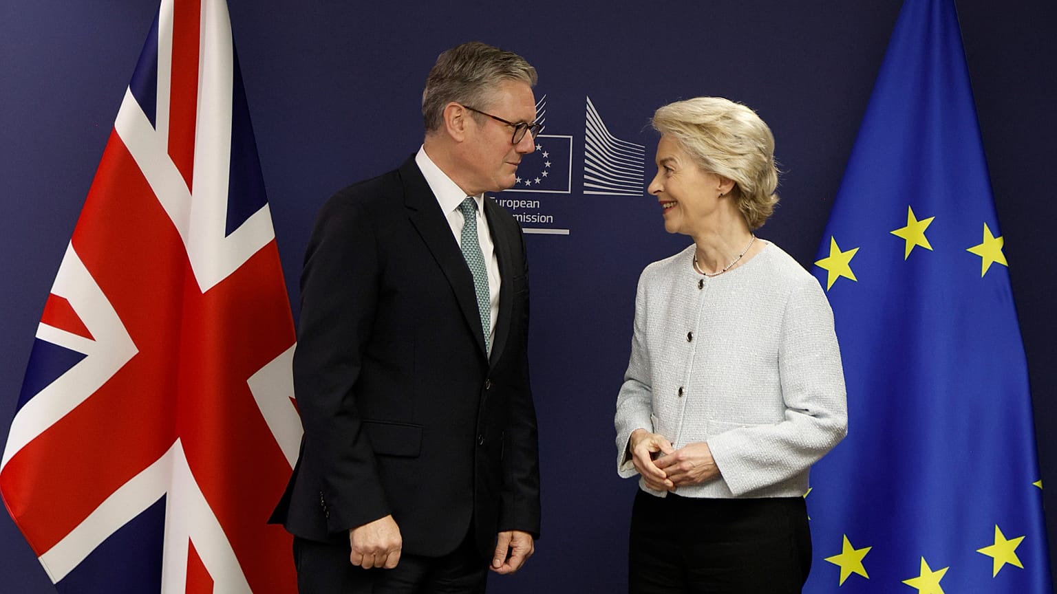 Ursula von de Leyen és Keir Starmer