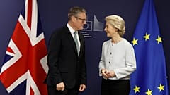 Ursula von de Leyen és Keir Starmer