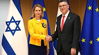 El jefe de la política exterior de la Unión Europea, Kaja Kallas, a la izquierda, estrecha la mano del Ministro de Asuntos Exteriores de Israel, Gideon Sa'ar, durante el Consejo de Asociación UE-Israel en el Consejo Europeo.