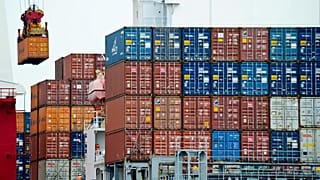 n esta foto de archivo del 5 de agosto de 2010, un contenedor es cargado en un buque de carga en el puerto de Tianjin, China.