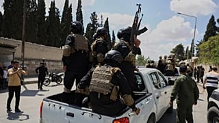 أفراد من القوات الأمنية الحكومية في شاحنة بحلب، الإثنين 2 حزيران/يونيو 2025.     