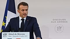 Der französische Präsident Emmanuel Macron spricht am Sonntag, den 13. Juli 2025, vor der Parade zum Tag der Bastille in Paris im Hotel le Brienne zu den Armeechefs.