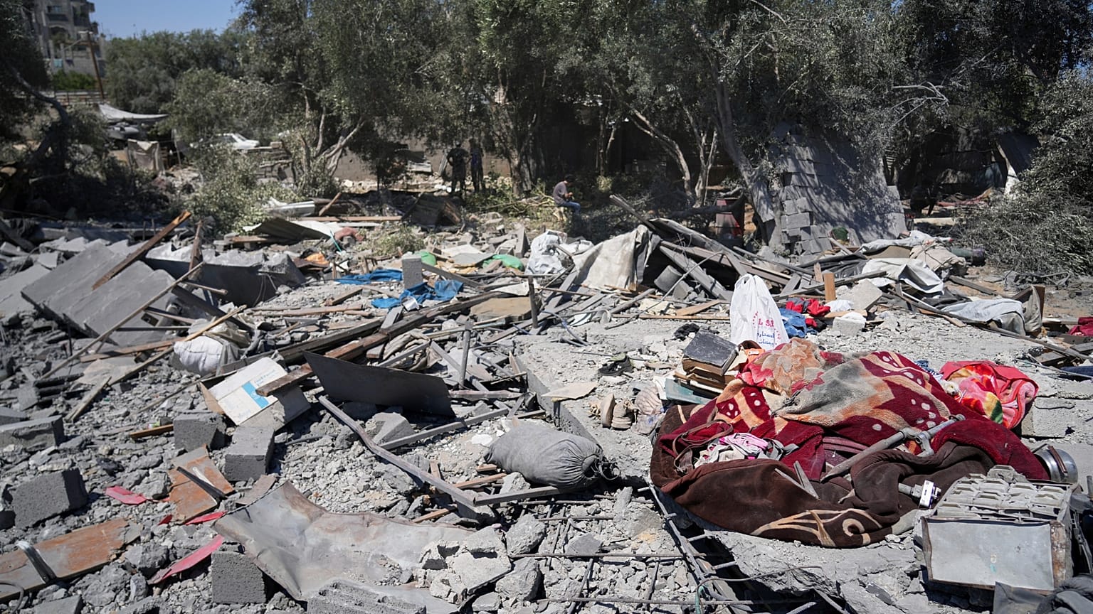 Les Palestiniens inspectent le site d'une frappe israélienne sur une maison, à Al-Zawida, dans le centre de la bande de Gaza,
