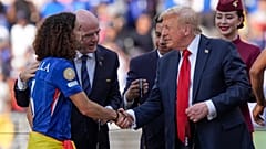 Donald Trump saluda a Marc Cucurella, del Chelsea, durante la entrega de trofeos del Mundial de Clubes entre el Paris-Saint-Germain y el Chelsea en Nueva Jersey el 13 de julio