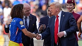 Donald Trump saluda a Marc Cucurella, del Chelsea, durante la entrega de trofeos del Mundial de Clubes entre el Paris-Saint-Germain y el Chelsea en Nueva Jersey el 13 de julio