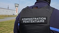 Ένας φρουρός στέκεται κοντά στη φυλακή Vendin-le-Vieil στη βόρεια Γαλλία την Τετάρτη 14 Μαΐου 2025.