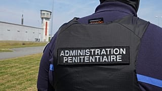 Ένας φρουρός στέκεται κοντά στη φυλακή Vendin-le-Vieil στη βόρεια Γαλλία την Τετάρτη 14 Μαΐου 2025.