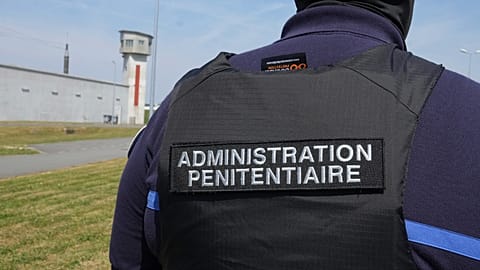 Un gardien se tient près de la prison de Vendin-le-Vieil, dans le nord de la France, le mercredi 14 mai 2025