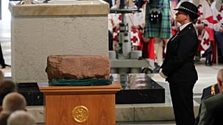 Oficiales custodian la Piedra del Destino antes del Servicio Nacional de Acción de Gracias y Dedicación al Rey Carlos III de Gran Bretaña y a la Reina Camilla - 2023